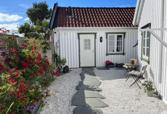 Idyllisk lite anneks med enest  ende uteplass has Balcony rooms