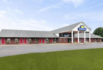 Days Inn by Wyndham Savannah has Smoking rooms