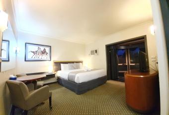 Bell Motel has rooms with a private hot tub