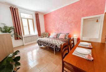 Venecia es amor allows 18 year olds to book a room