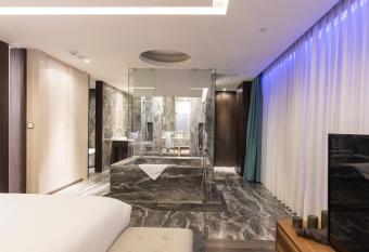 Inhouse Hotel Yehliu allows 18 year olds to book a room