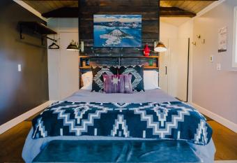 Modern Luxe Crash Pad- Pet Friendly has Balcony rooms