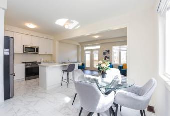 Stylish 4BDR in Waterdown Hamilton has rooms with a private hot tub