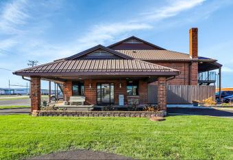 Bridgeview Inn Chicago Area has Balcony rooms