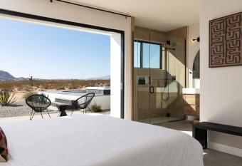 SkyDweller - Joshua Tree Modern has rooms with a private hot tub