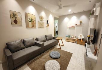 TL LEGEND HOMESTAY Ipoh garden east has rooms with a private hot tub