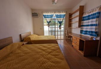 El Pulpo - AC - INTERNET STARLINK - HOT WATER allows 18 year olds to book a room