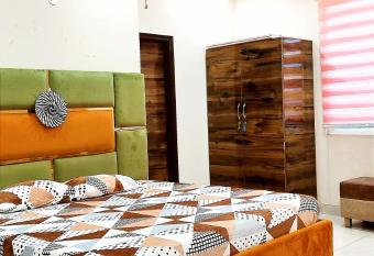 MOTEL DESIRE SUITES -- STUDIO LUXURY ROOMS-- LPU Law Gate -- Special for Families, Students, Couples, Corporate, Groups, Parents has Balcony rooms