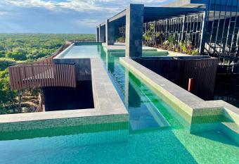 Arova Apartments Tulum by Seashore Apartments Cancun has rooms with a private hot tub