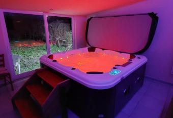 Maison bord de Marne pour 10 personnes avec jacuzzi has Balcony rooms