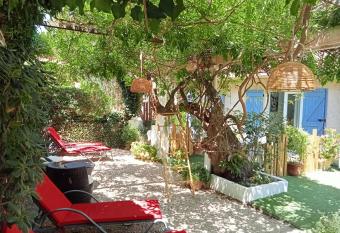 Chez Louis has Smoking rooms