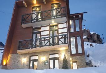 Mountain Dream House has Balcony rooms