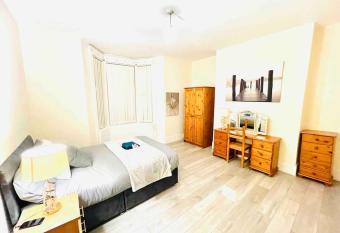 Spacious 2 Bedroom Apt Newcastle Upon Tyne allows 18 year olds to book a room