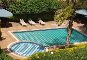 Natural Oak Apartments has rooms with a private hot tub