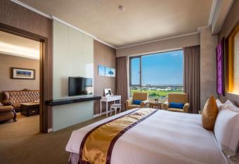 Royal Chiayi Hotel has rooms with a private hot tub