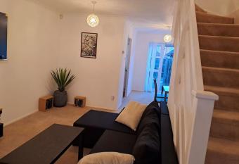 Exquisite Holiday Home 3 minutes from Dartford Station allows 18 year olds to book a room