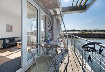 Hausboot Sutje has Balcony rooms