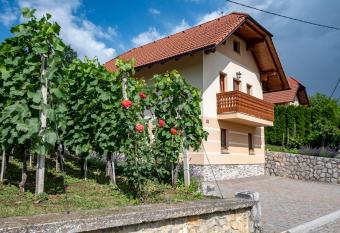 Vineyard Cottage Pod Piramido has Balcony rooms