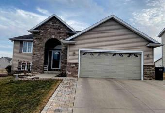 Beautifully Furnished 5-Bedroom allows 18 year olds to book a room