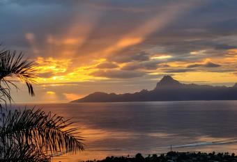 AU SOLEIL COUCHANT allows 18 year olds to book a room