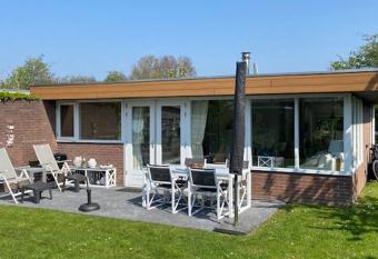 Vakantiebungalow in Riviera Maison stijl dichtbij zee en strand, bos en duin. has Balcony rooms