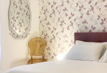 Tre santi allows 18 year olds to book a room