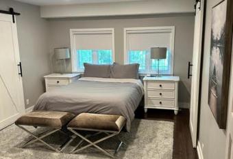 Waterfront Cottage in Muskoka has rooms with a private hot tub