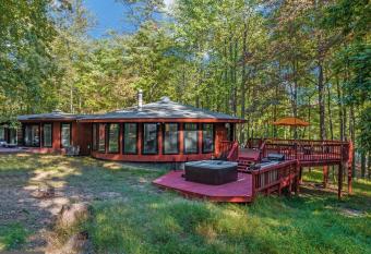 Modern Wooded Oasis w Hot Tub & Multi Level Deck has Balcony rooms