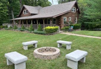 Acorn Resort a Unique Retreat Cabin, 13 acres land has rooms with a private hot tub