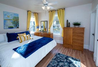 Vintage downtown flat near Holy Hill, Golf &Ski has Balcony rooms