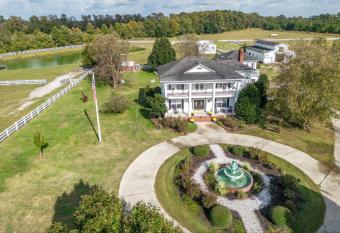 Parkton Place An Outdoor Venue has Balcony rooms