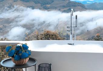 La Montagne Doi Chang has rooms with a private hot tub