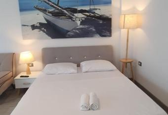 Alezzi Beach Resort Family Studio langa plaja has rooms with a private hot tub