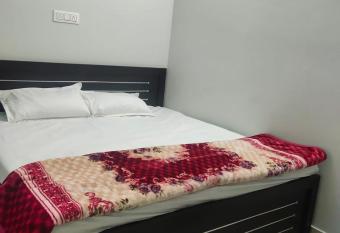 Pink City Backpackers has rooms with a private hot tub