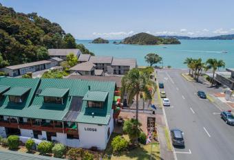 The Swiss Chalet Holiday Apartment 6, Bay of Islands allows 18 year olds to book a room