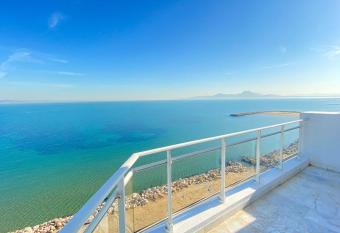 Vue Mer   poustouflante has Balcony rooms