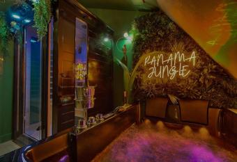 Welcome to Panama Jungle/Jacuzzi allows 18 year olds to book a room