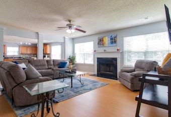 Modern Douglasville Retreat- Near Atlanta, Airport, & Braves Stadium allows 18 year olds to book a room