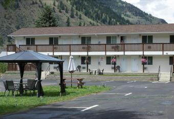 Elks Motel allows 18 year olds to book a room