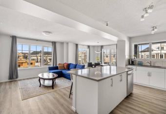 New Cozy Family Townhome Sleeps 10 Comfortably w Banff Pass allows 18 year olds to book a room