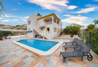 El Descanso has Balcony rooms