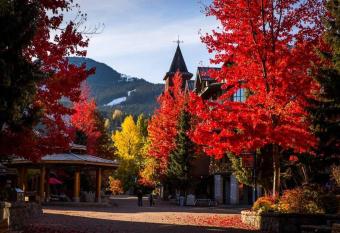 Whistler Village 3bedrooms and 3 bath rooms has rooms with a private hot tub