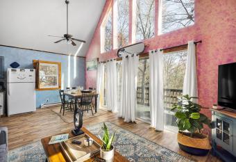 Quiet Wooded Chalet near Bryce w Hot Tub Firepit has rooms with a private hot tub