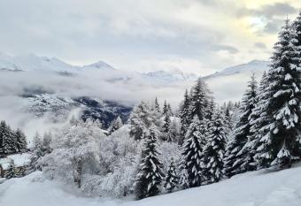 Auberge de l Ours has Balcony rooms