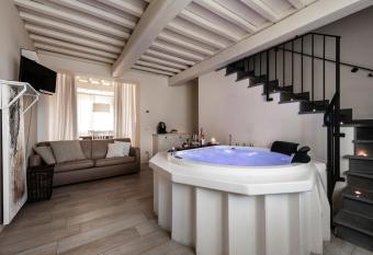 Le Residenze has rooms with a private hot tub