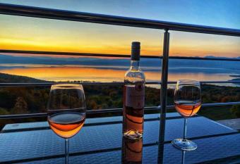 Velestovo House has rooms with a private hot tub