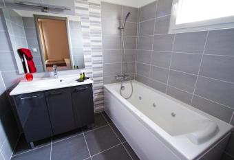 H  tel Les Petits Oreillers has rooms with a private hot tub