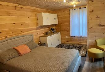 EcoCottage Private Hot Tub has rooms with a private hot tub