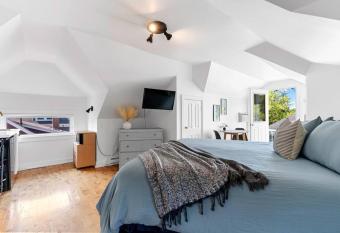 Studio 8~ Modern Loft w/ private balcony allows 18 year olds to book a room