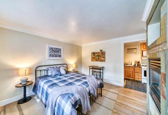 Moose and Maple Lodge has Balcony rooms